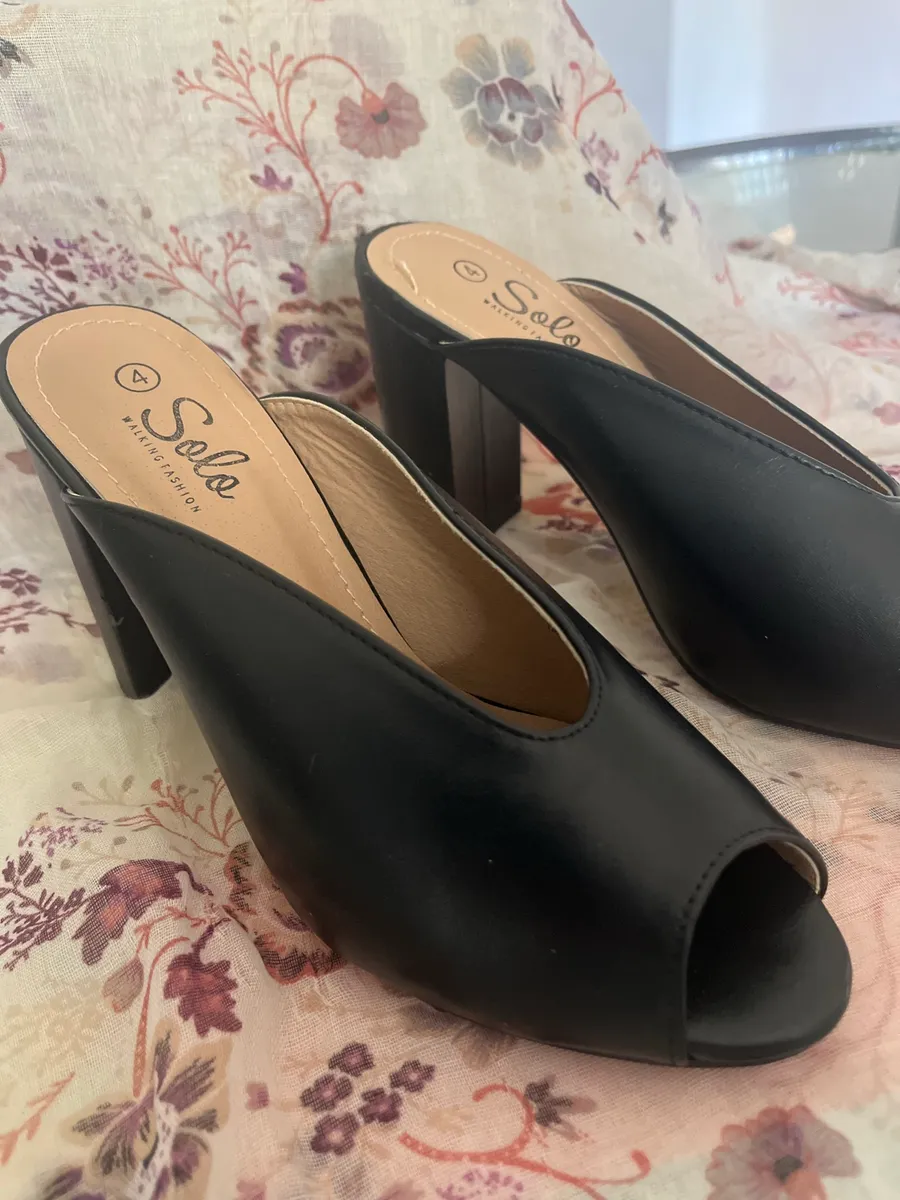 Solo Black Peep-Toe Block Heel Mules – Size 4